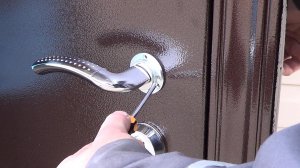 Особенности ремонта входной металлической двери